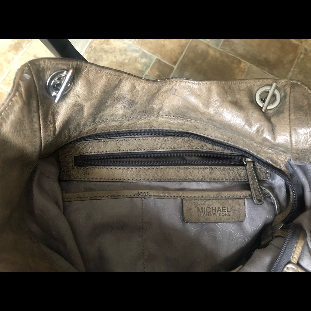 Grey leather Michael Kors purse - Picture 5 of 8